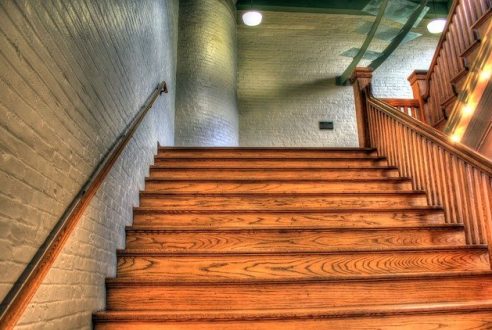 Privilégiez le bois pour construire votre escalier