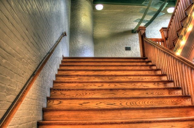 Privilégiez le bois pour construire votre escalier