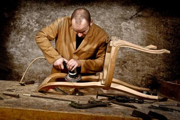 L’ébéniste : un professionnel de la fabrication de mobiliers décoratifs en bois