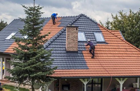 Peindre le toit pour donner un aspect neuf à vos tuiles