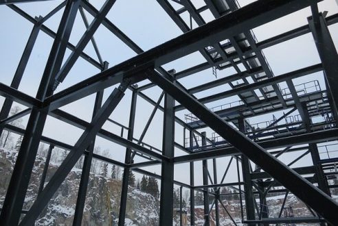 Autour de la construction en métal