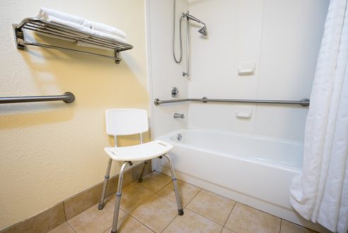 Aménager une salle de bains pour PMR : les essentiels à retenir