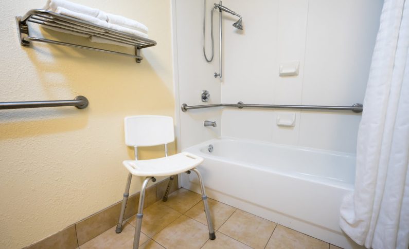 Aménager une salle de bains pour PMR : les essentiels à retenir
