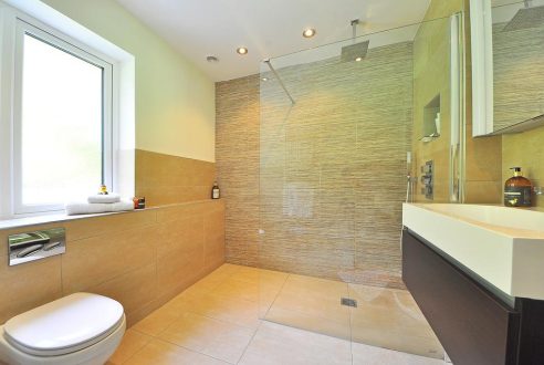 Revêtement de sol pour salle de bain : pourquoi choisir le vinyle ?