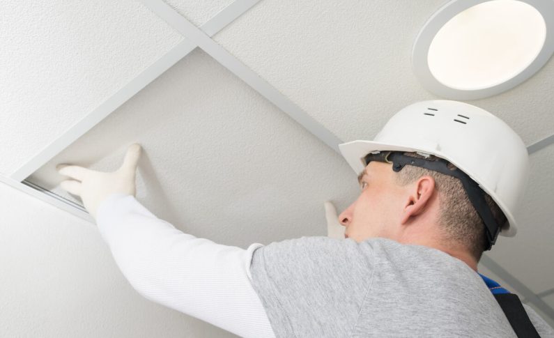 Panneaux de polyuréthane : comment les poser au plafond ?