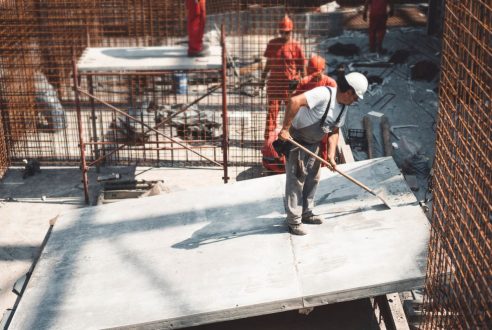 Matériaux dangereux : comment éviter les risques lors du nettoyage d’un chantier