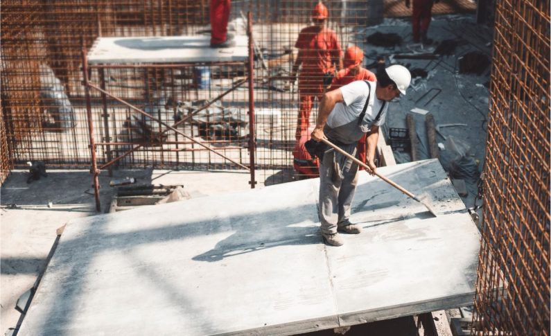 Matériaux dangereux : comment éviter les risques lors du nettoyage d’un chantier