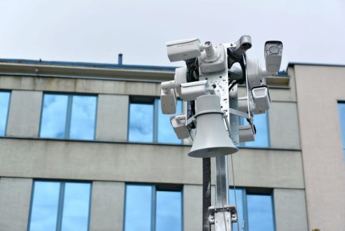 Quels sont les équipements de surveillance essentiels pour un festival en plein air ?