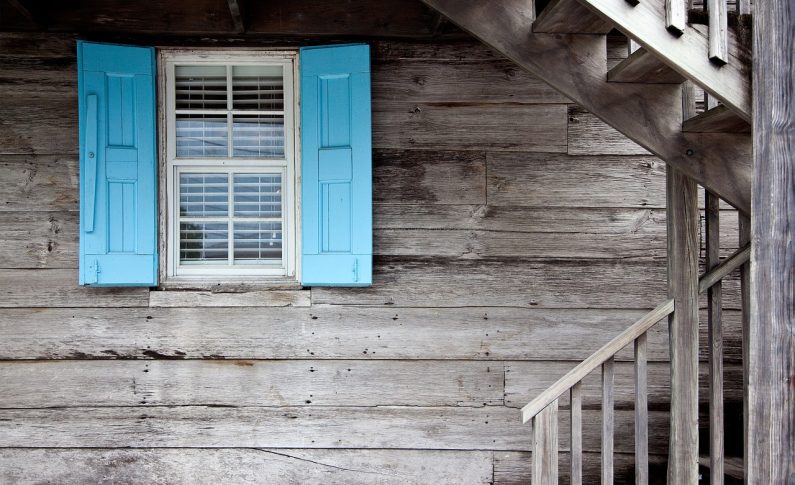 Peindre ou teindre : choisissez la finition parfaite pour vos fenêtres en bois