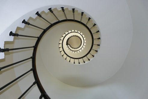 Étapes incontournables pour la construction d&rsquo;un escalier intérieur