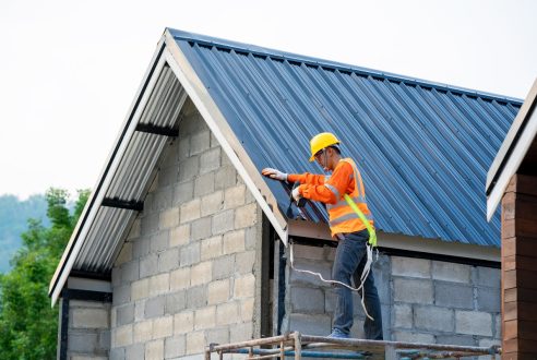 Toiture métallique vs toiture en bardeaux : Quelle est la meilleure option ?