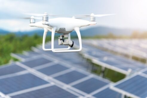 L&rsquo;utilisation de drones pour un nettoyage efficace des installations solaires