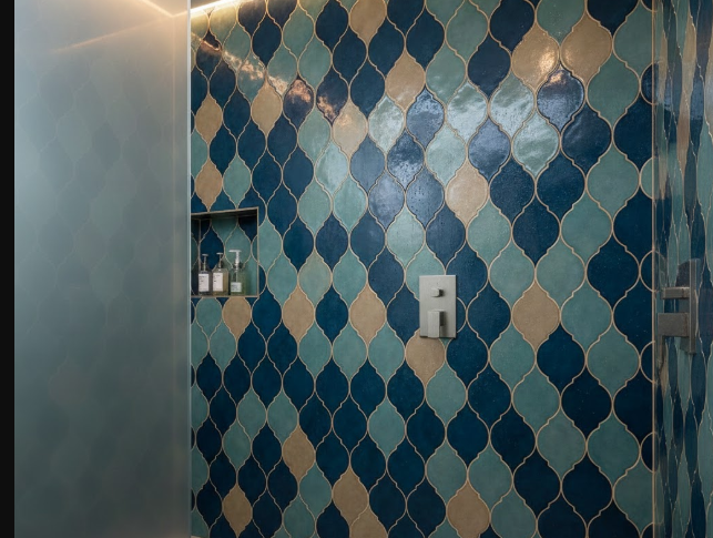 Placer le décor faïence : mur de douche ou lavabo