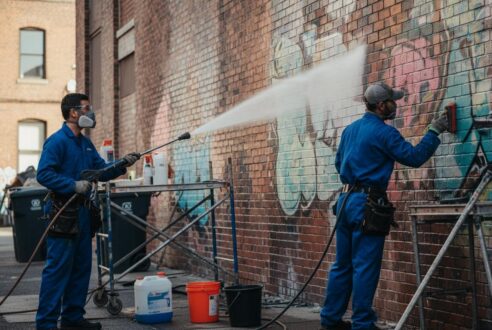 Nettoyage de graffitis : agir vite avant que la peinture ne pénètre