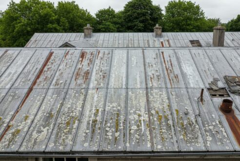 Toiture en zinc à refaire : financer une partie des travaux avec la dépose