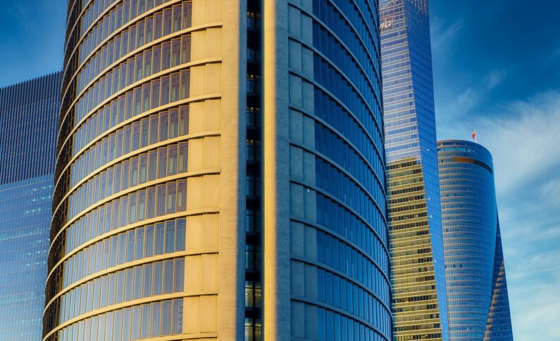 Architecture moderne : quand la charpente métallique devient un atout esthétique