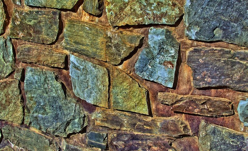 Habillage de douche effet spa avec de la pierre naturelle