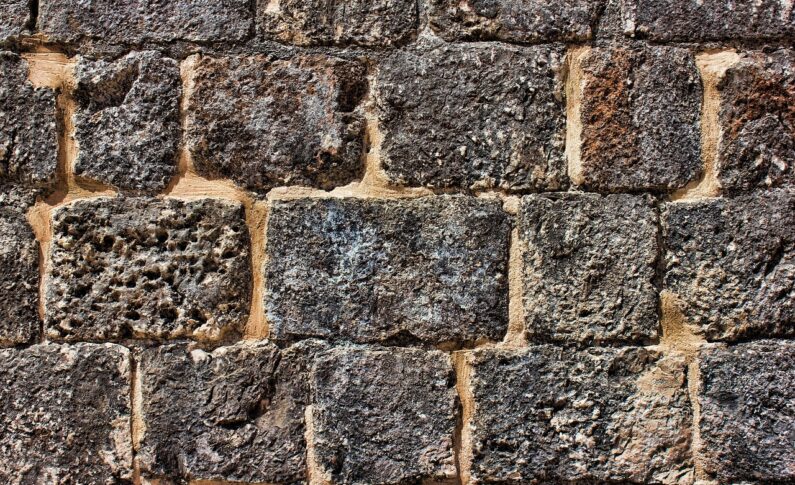 Sablage de façade en pierre : attention aux dégâts irréversibles