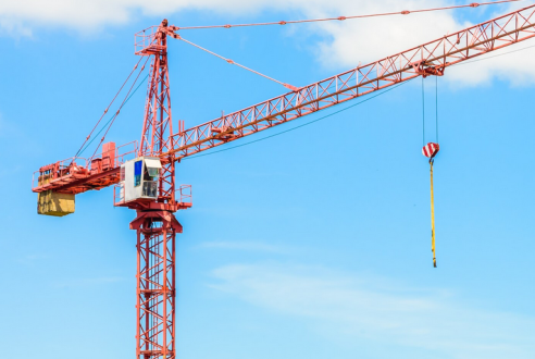 Grue à tour : le pivot du chantier de construction