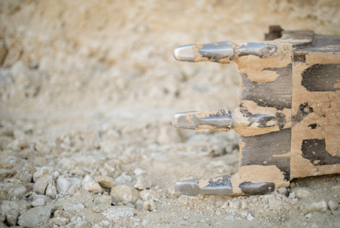 Comment casser une dalle béton avant évacuation