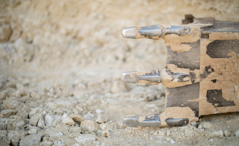 Comment casser une dalle béton avant évacuation
