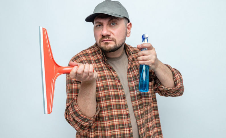 Mouilleur et grattoir : les outils de base du vitrier