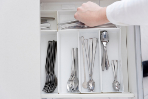 Ranger ses couverts : tiroir compartimenté ou pot sur le plan de travail