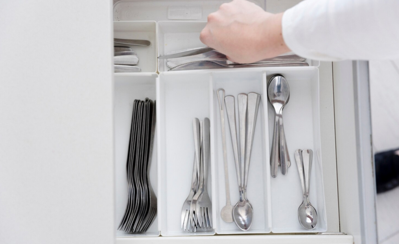 Ranger ses couverts : tiroir compartimenté ou pot sur le plan de travail