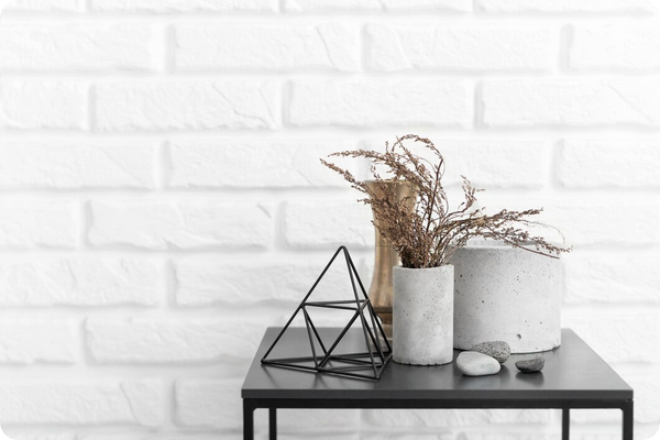 Total look blanc : comment éviter l&rsquo;effet « hôpital » et créer un cocon ?