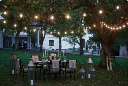La guirlande lumineuse extérieure pour une ambiance guinguette sur son balcon