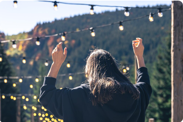 Quelle guirlande lumineuse extérieure pour quel style de balcon ?