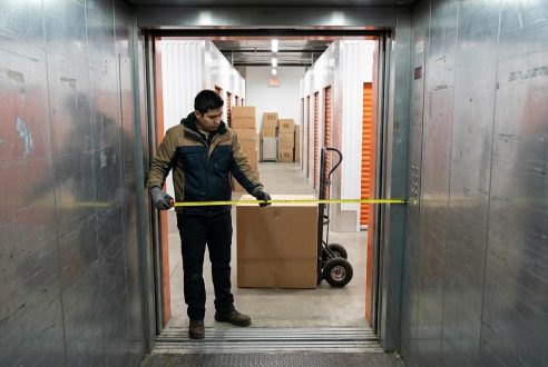 Dimensions du monte-charge : vérifier avant de louer un box à l&rsquo;étage