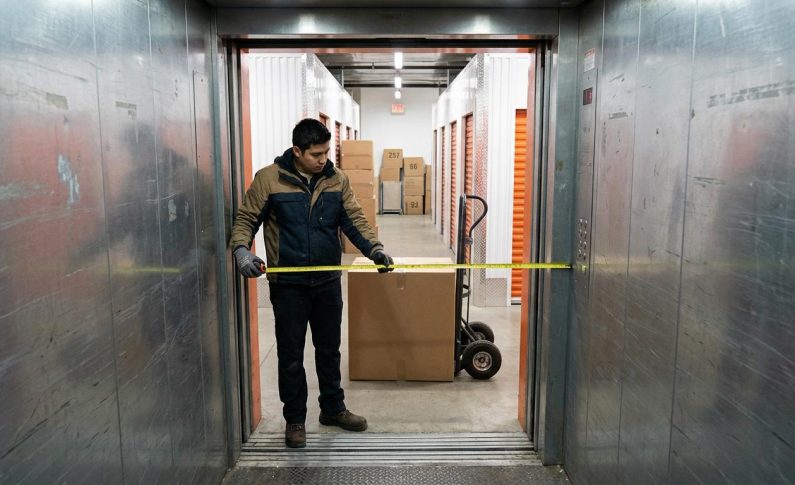 Dimensions du monte-charge : vérifier avant de louer un box à l&rsquo;étage