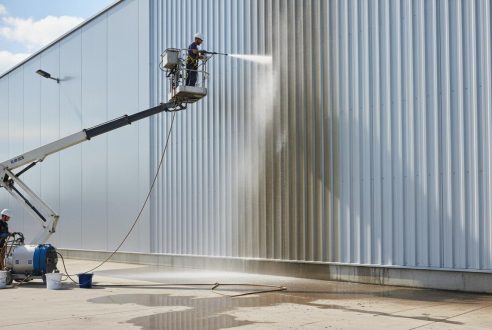 Entretien du bardage métallique : comment nettoyer et protéger vos façades ?