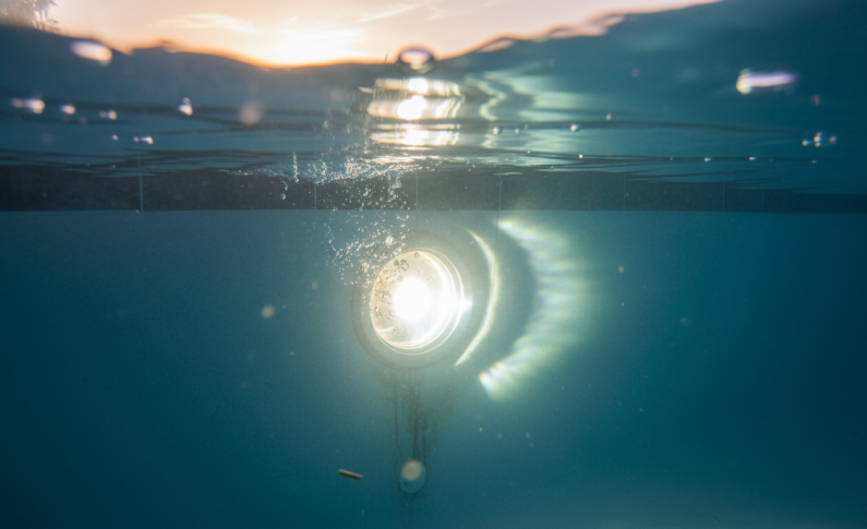 Fuite au niveau du projecteur de piscine : joint défectueux
