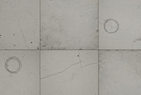 Carrelage aspect béton avec traces d&rsquo;usure vintage