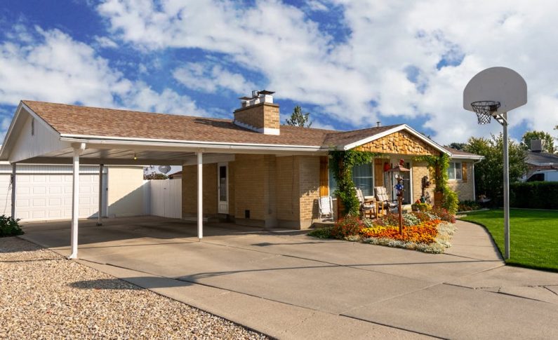 Carport design : quand l&rsquo;architecture extérieure protège vos véhicules