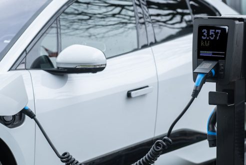 Borne de recharge sur pied pour parking privatif