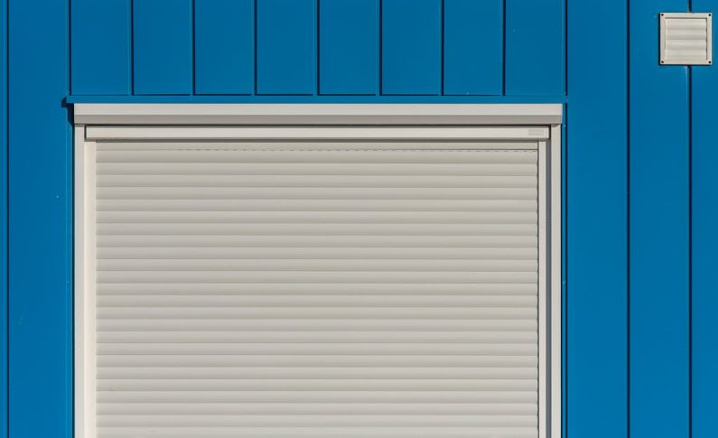 Volets roulants connectés : la base de la domotique senior