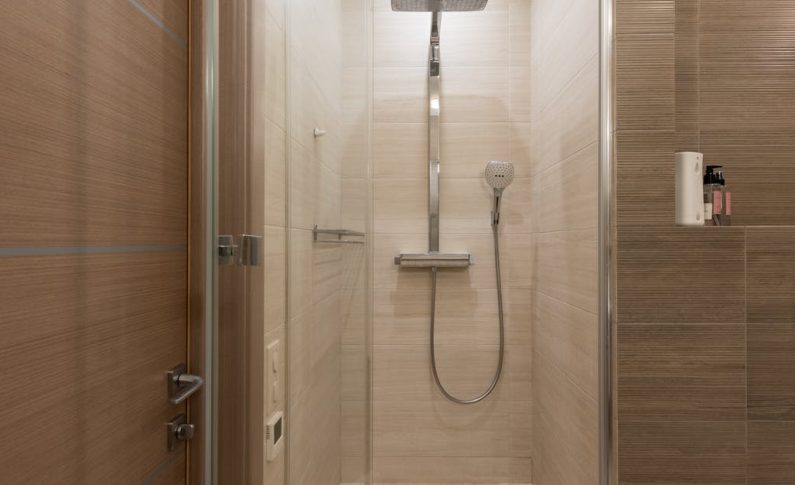 Installer une douche italienne en rénovation : les contraintes techniques