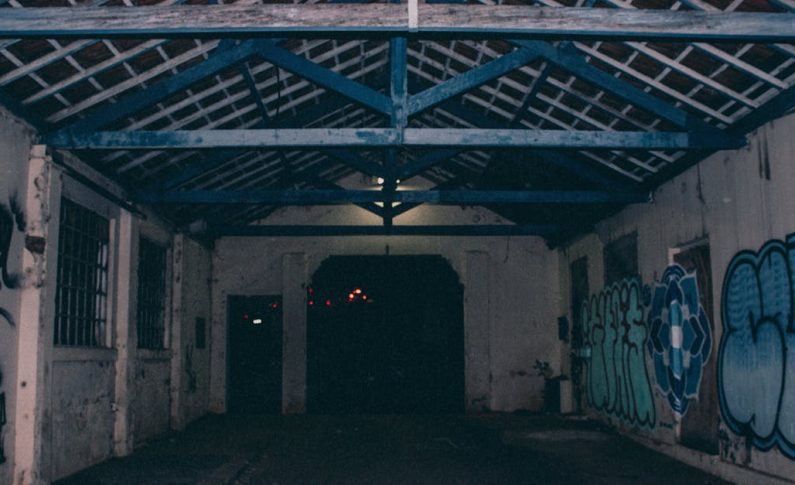 Isolation sous toiture : Sarking ou isolation entre chevrons ?