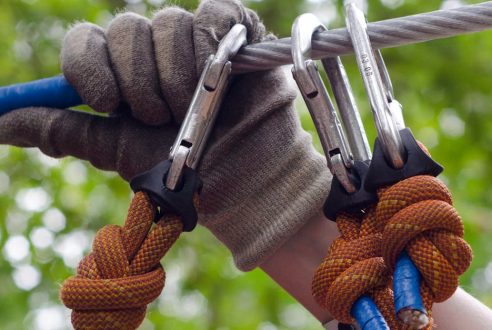 Installation sur site en rappel : les cordistes pour les accès difficiles