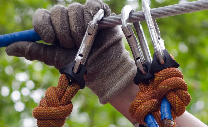 Installation sur site en rappel : les cordistes pour les accès difficiles