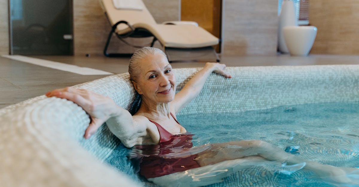 découvrez le swim spa, l'alliance parfaite entre piscine et spa, pour profiter d'exercices aquatiques et de moments de détente chez vous.