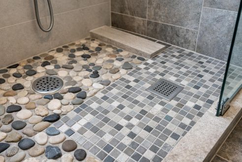 Sol antidérapant pour douche : galets ou mosaïque