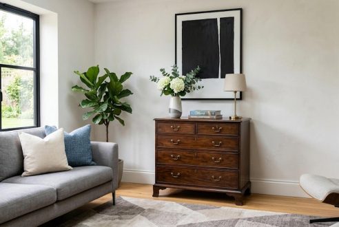Intégrer une commode en mobilier d&rsquo;époque dans un salon contemporain