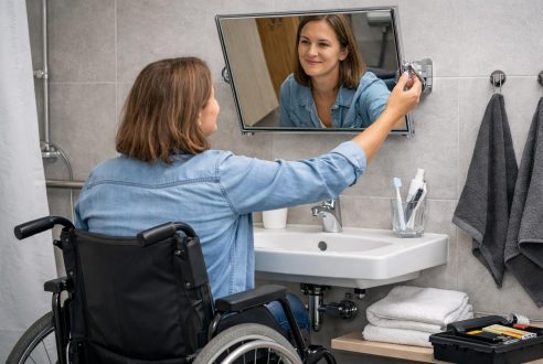 Miroir inclinable : indispensable pour l&rsquo;utilisateur de fauteuil roulant
