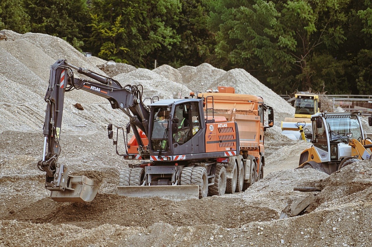 travaux de terrassement et ouvrages liés à la préparation du sol pour la construction, incluant le nivellement, l'excavation et la consolidation des terrains.