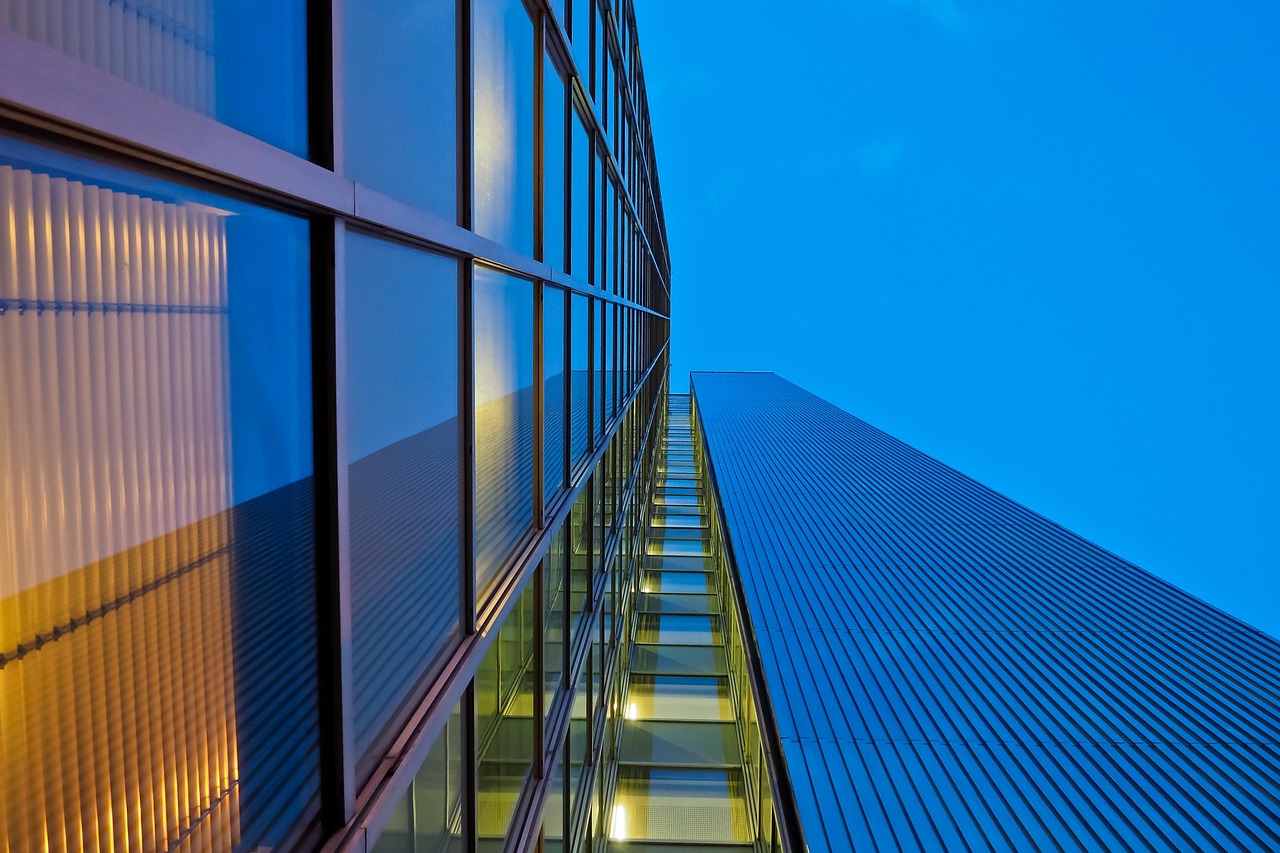 éclairage de façade : sublimez l'apparence extérieure de votre bâtiment avec des solutions d'éclairage innovantes et esthétiques, adaptées à tous les styles architecturaux.