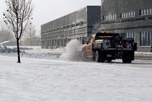 Déneigement commercial : les techniques pour ne pas abîmer l&rsquo;asphalte